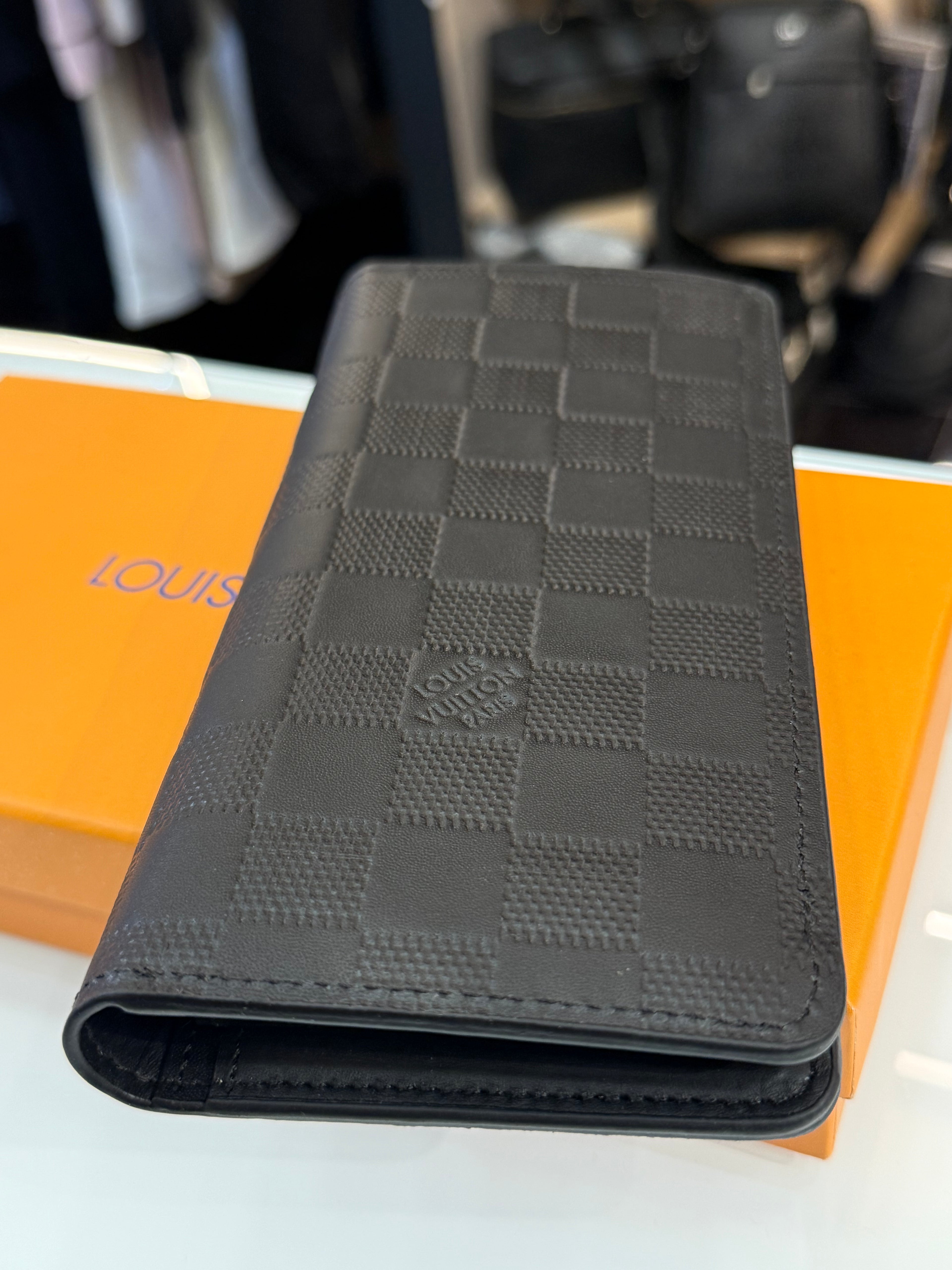 LOUIS VUITTON δερμάτινο πορτοφόλι - κινητό - καρτοθήκη  μαύρο  ανάγλυφο CVG 383