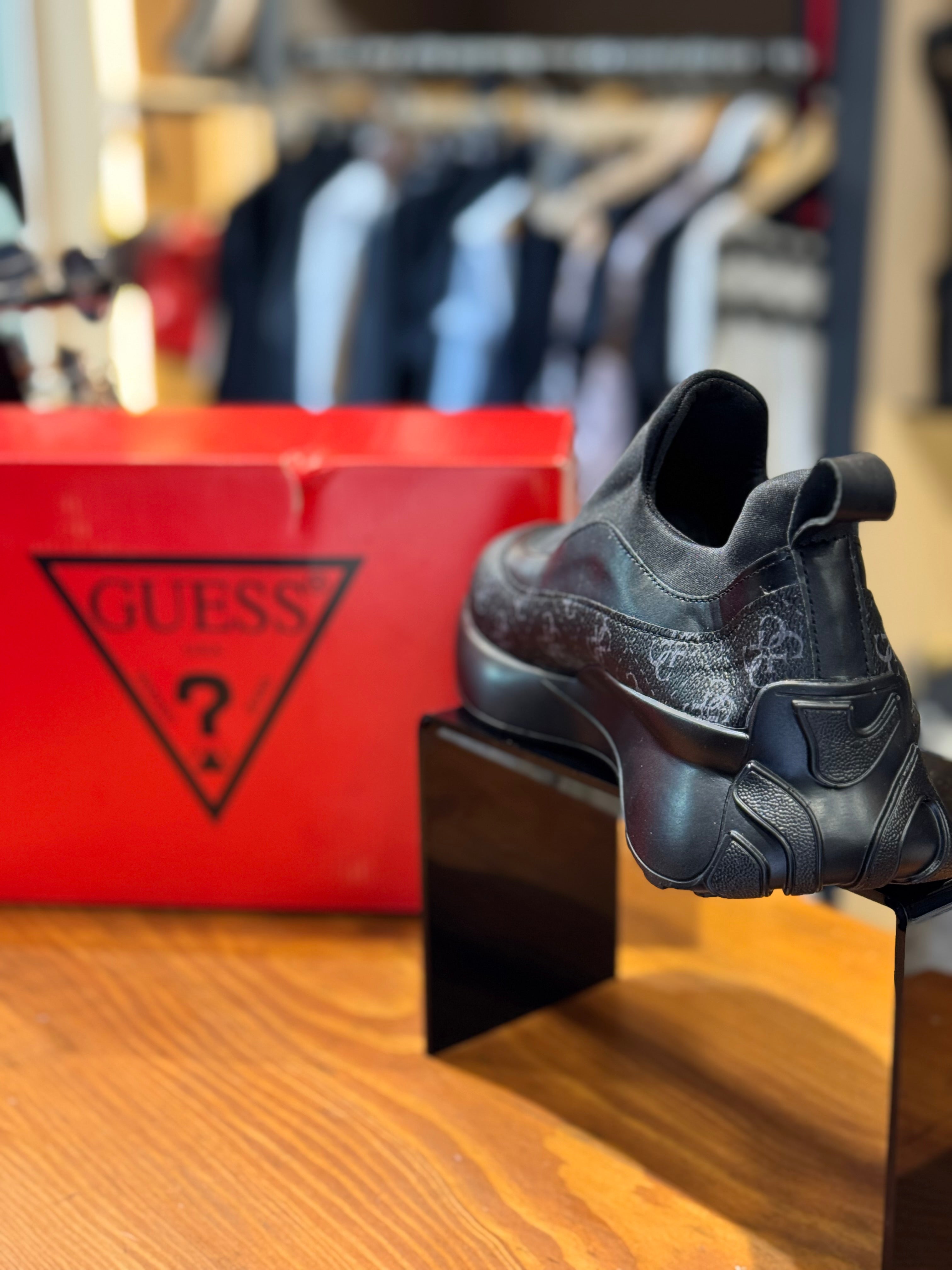 GUESS SNEAKER D-189