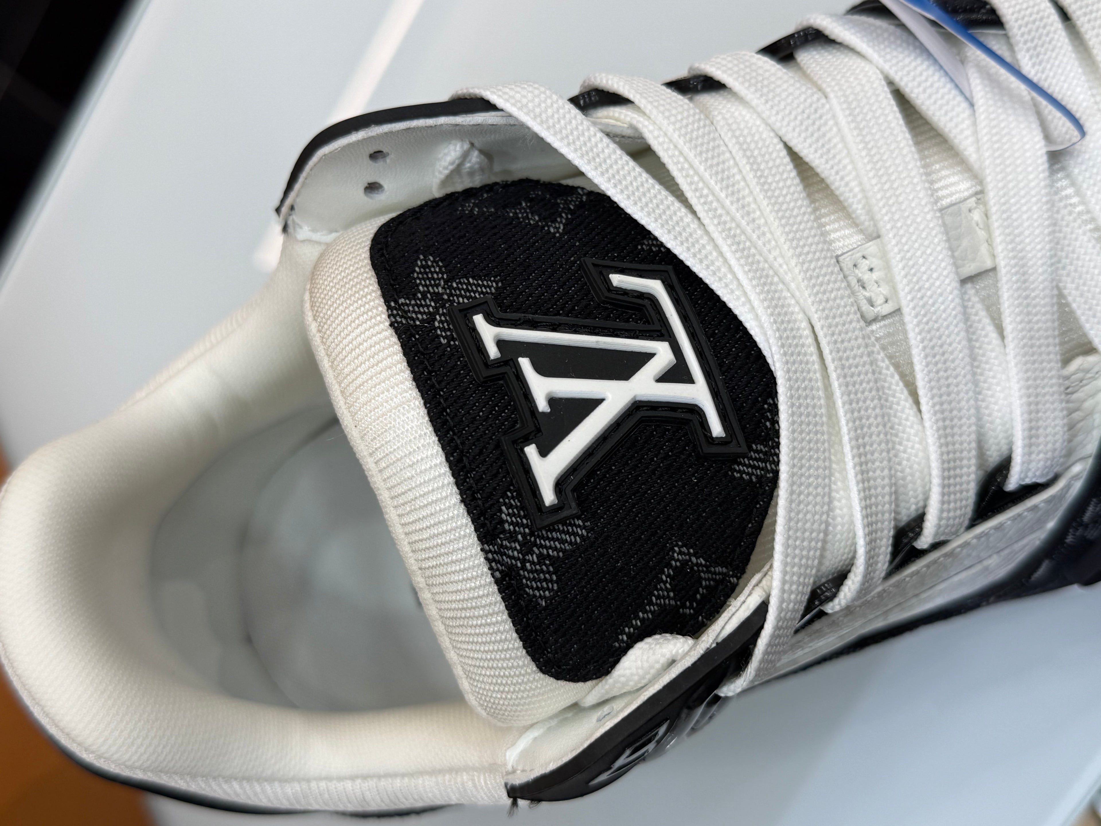LOUIS VUITTON SNEAKER D-476