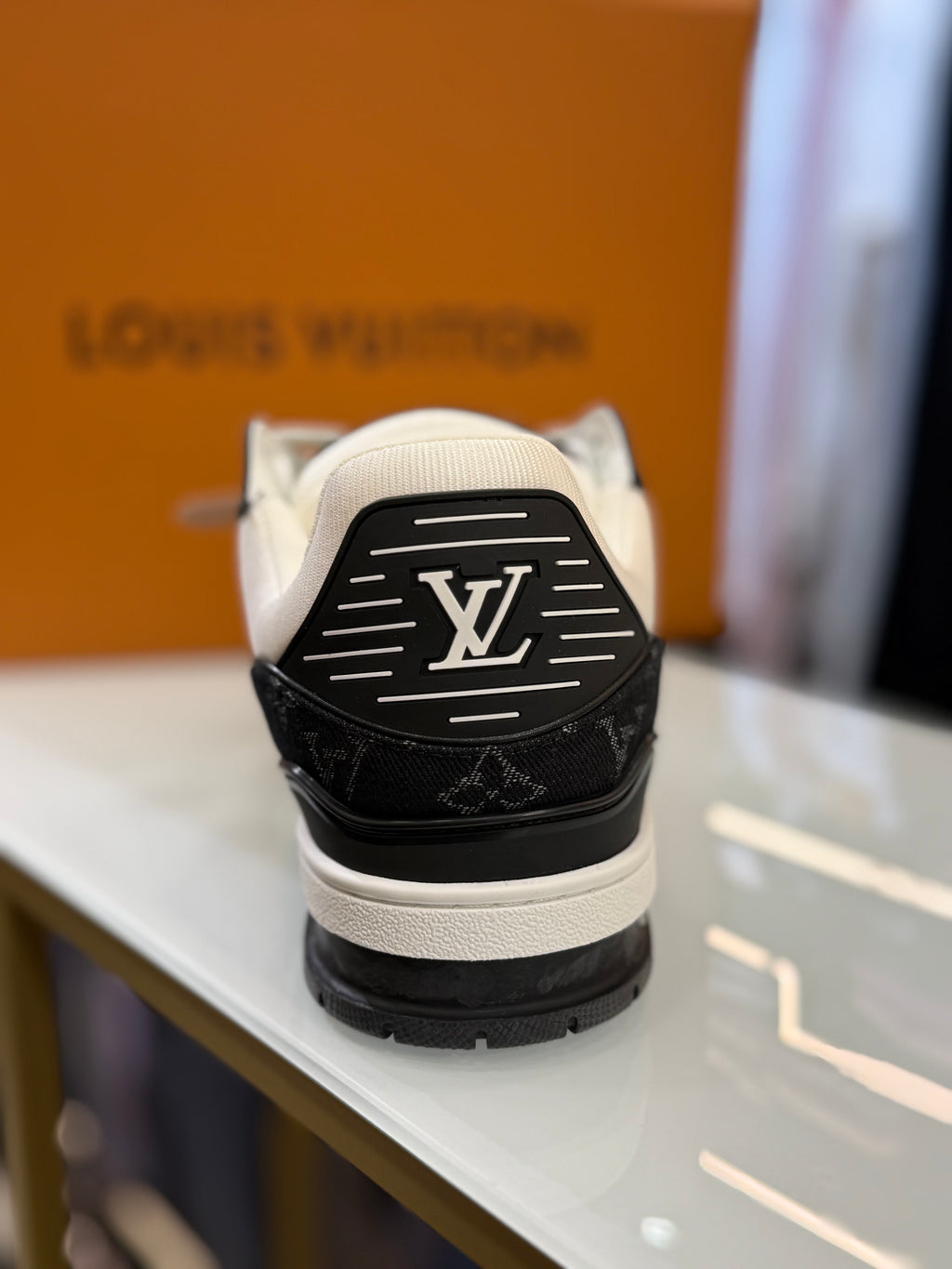 LOUIS VUITTON SNEAKER D-476