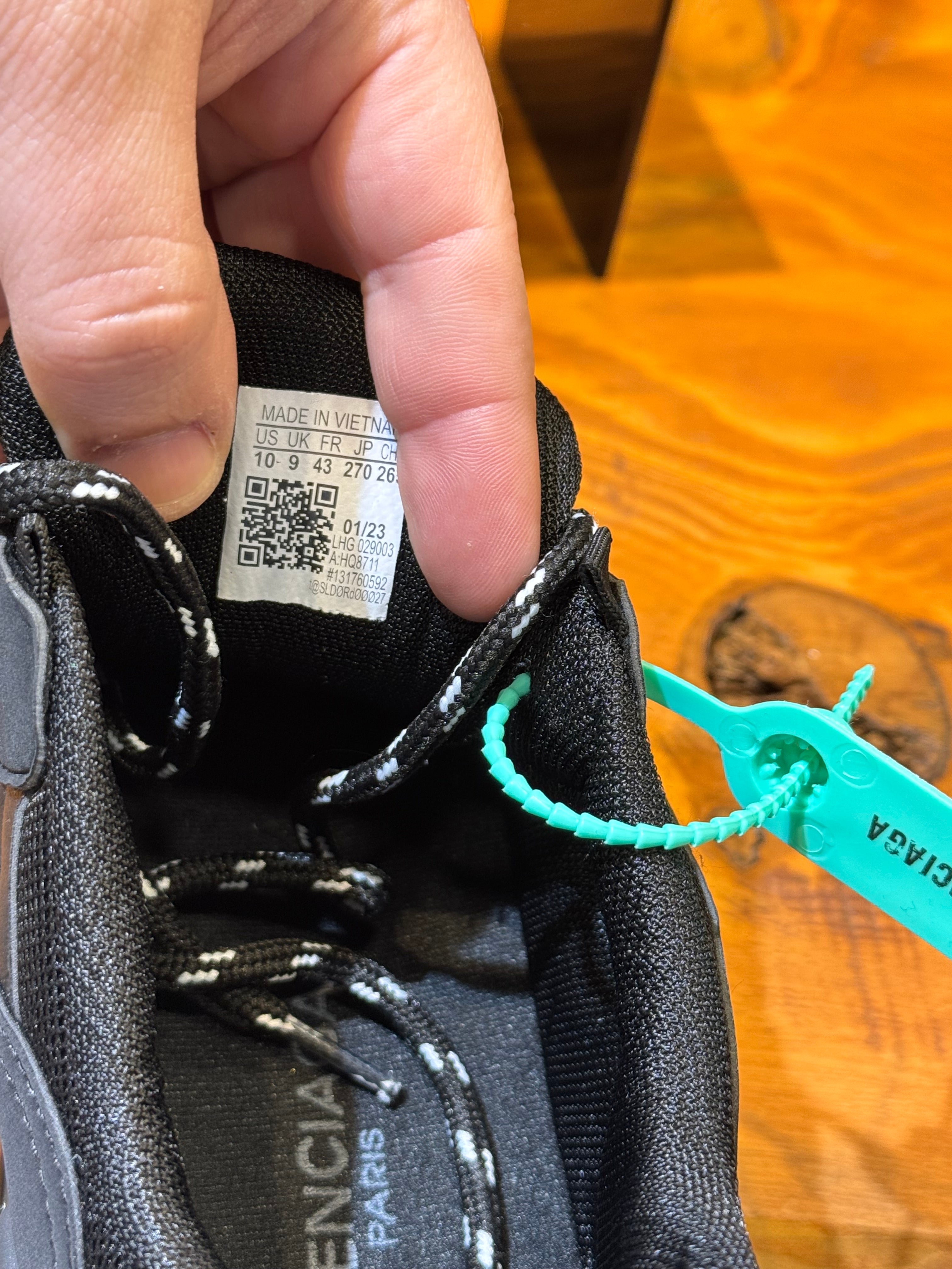 BALENCIAGA SNEAKERS 
 D-196