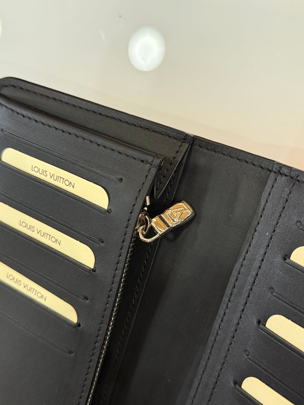 LOUIS VUITTON δερμάτινο πορτοφόλι - κινητό - καρτοθήκη  μαύρο  ανάγλυφο CVG 383