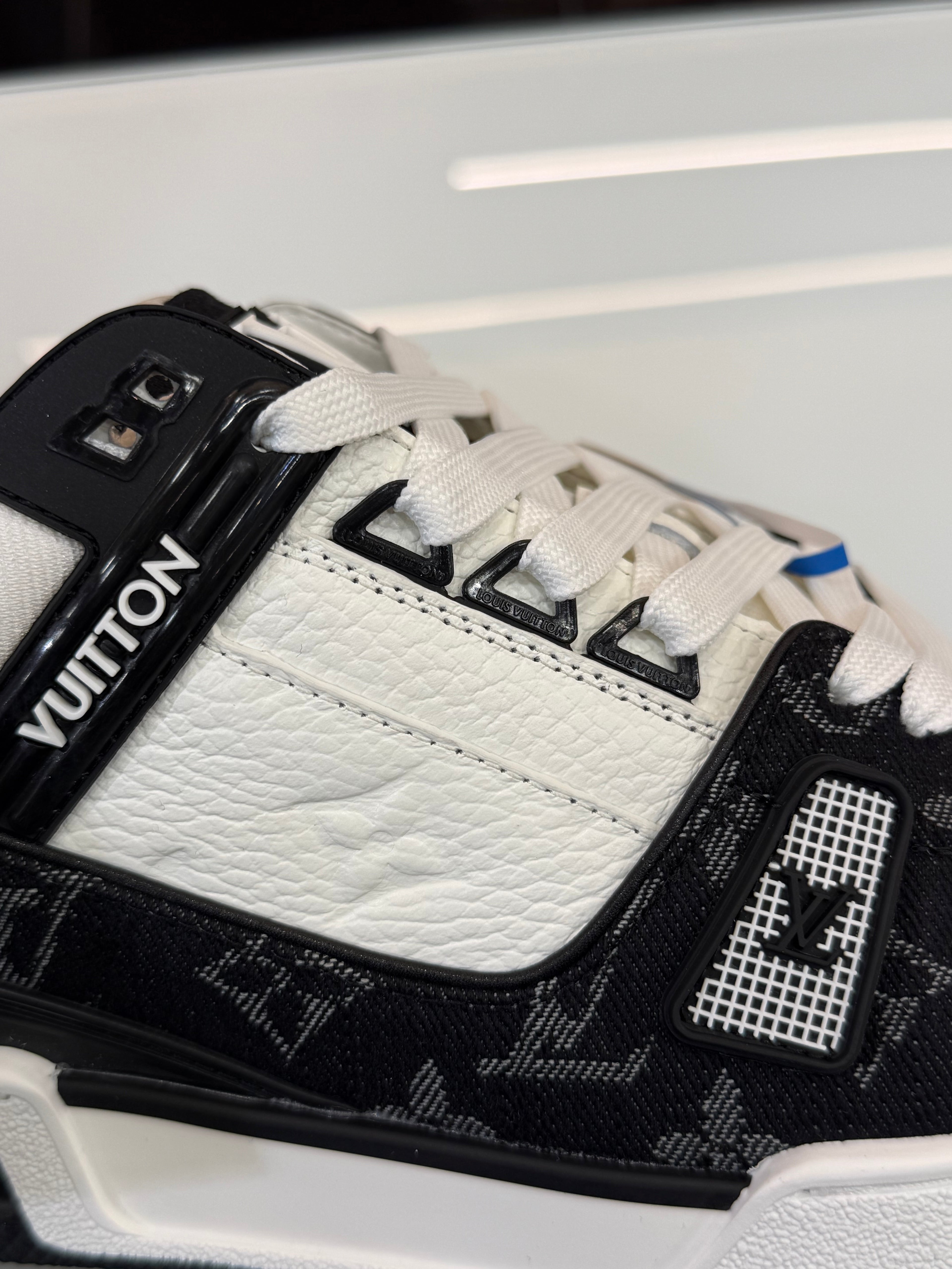 LOUIS VUITTON SNEAKER D-476