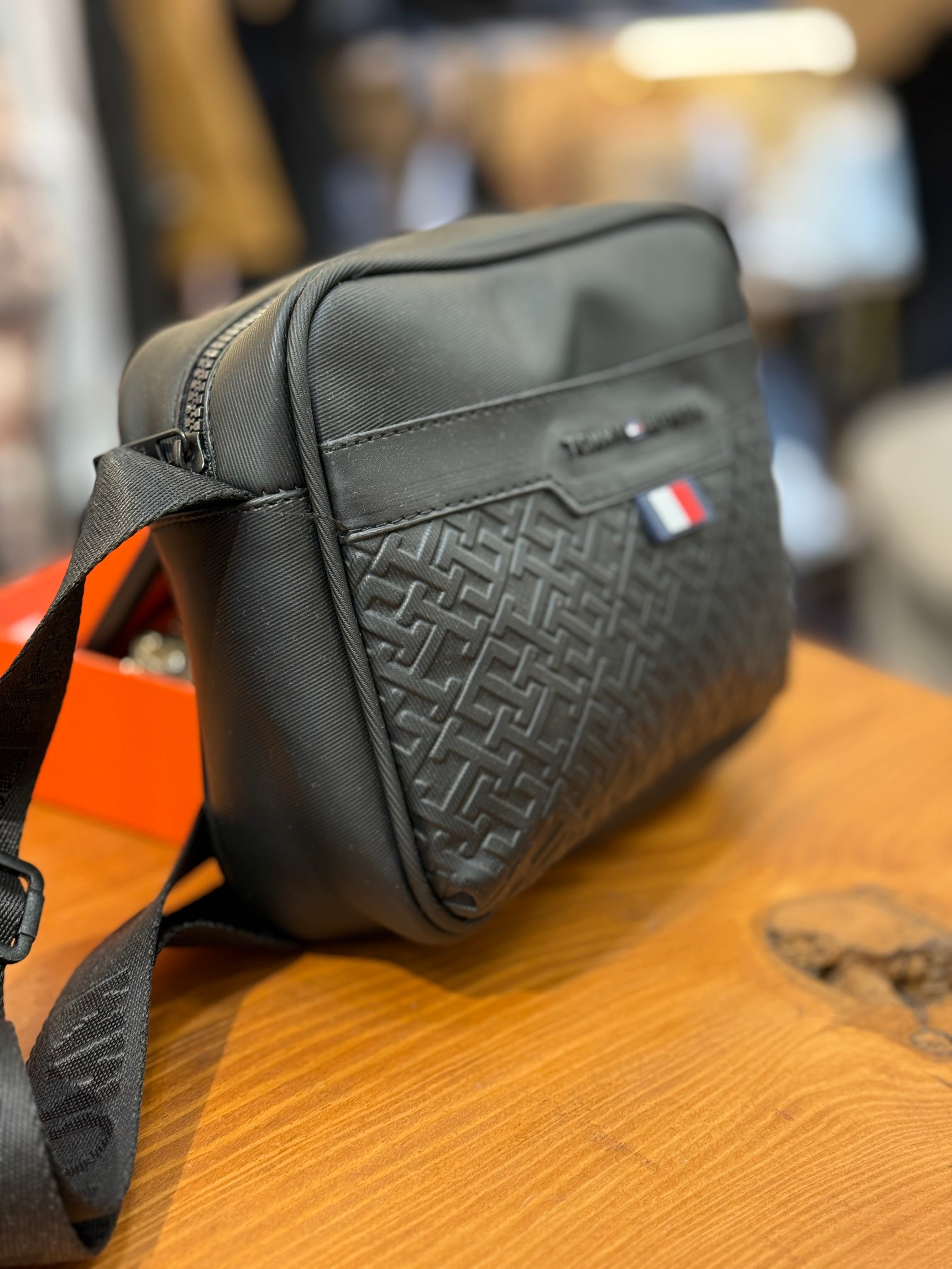 Tommy Hilfiger τσαντάκι ώμου χιαστή CV-23