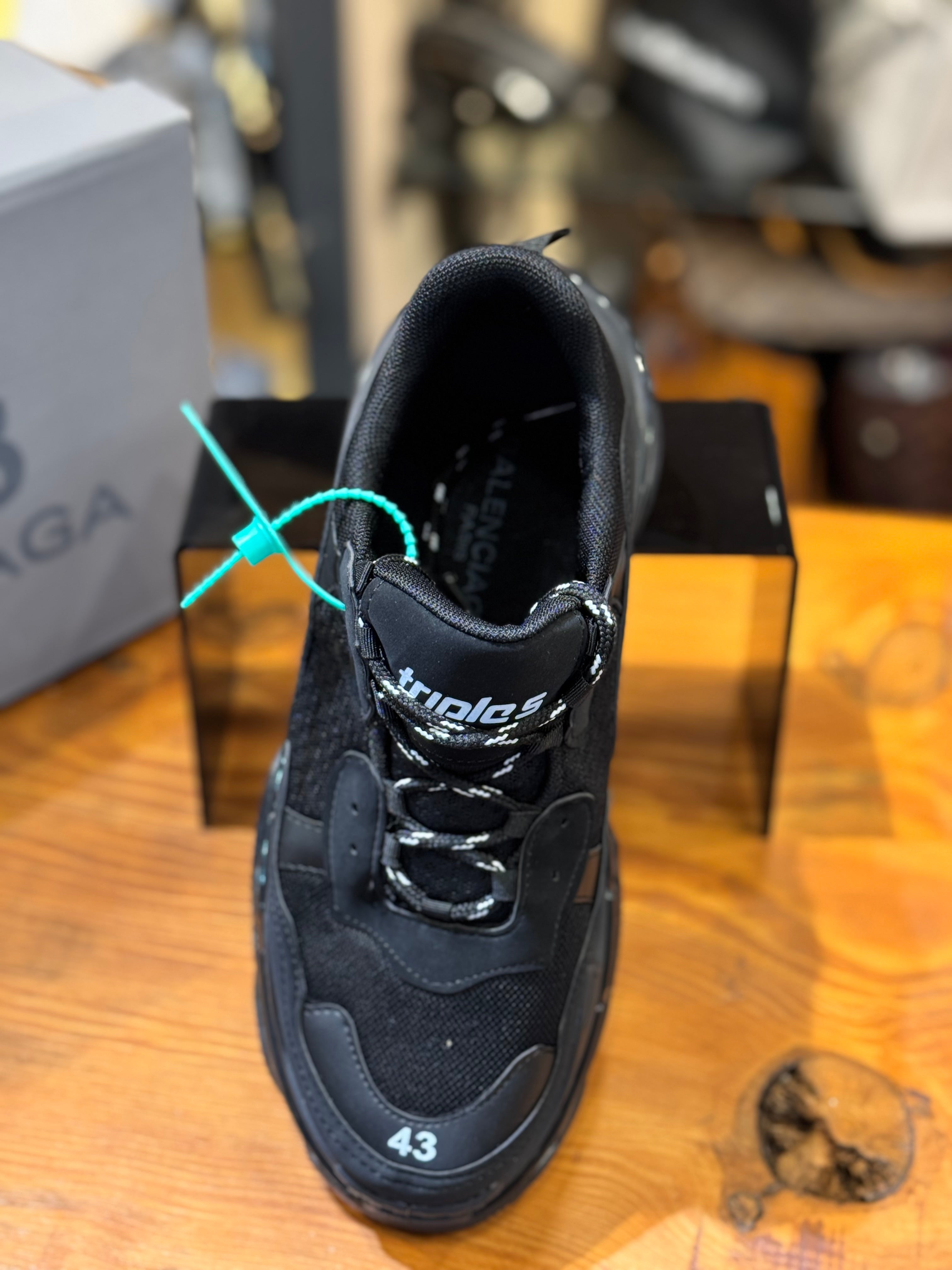 BALENCIAGA SNEAKERS 
 D-196