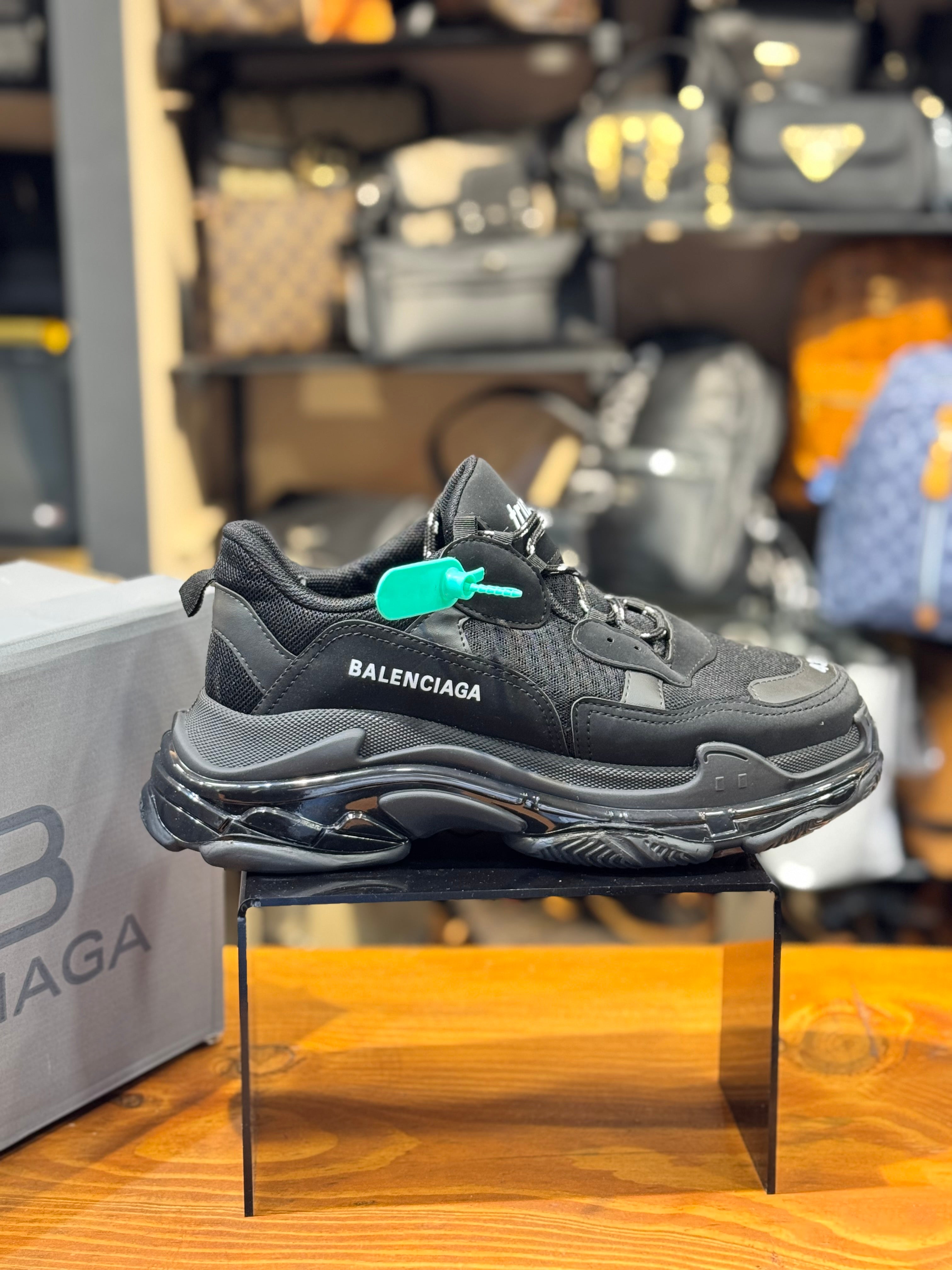 BALENCIAGA SNEAKERS 
 D-196