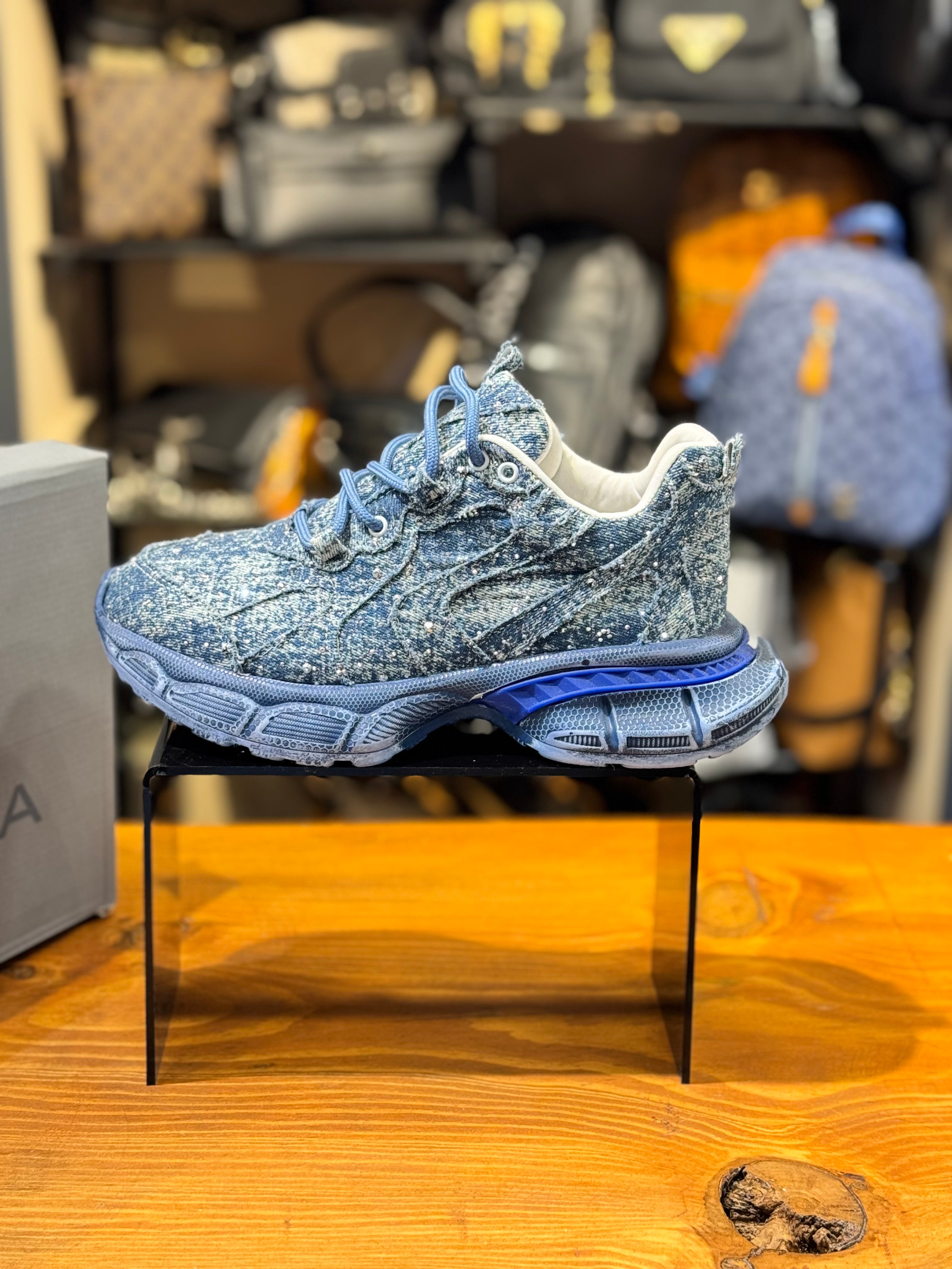 BALENCIAGA SNEAKERS 
 D-195