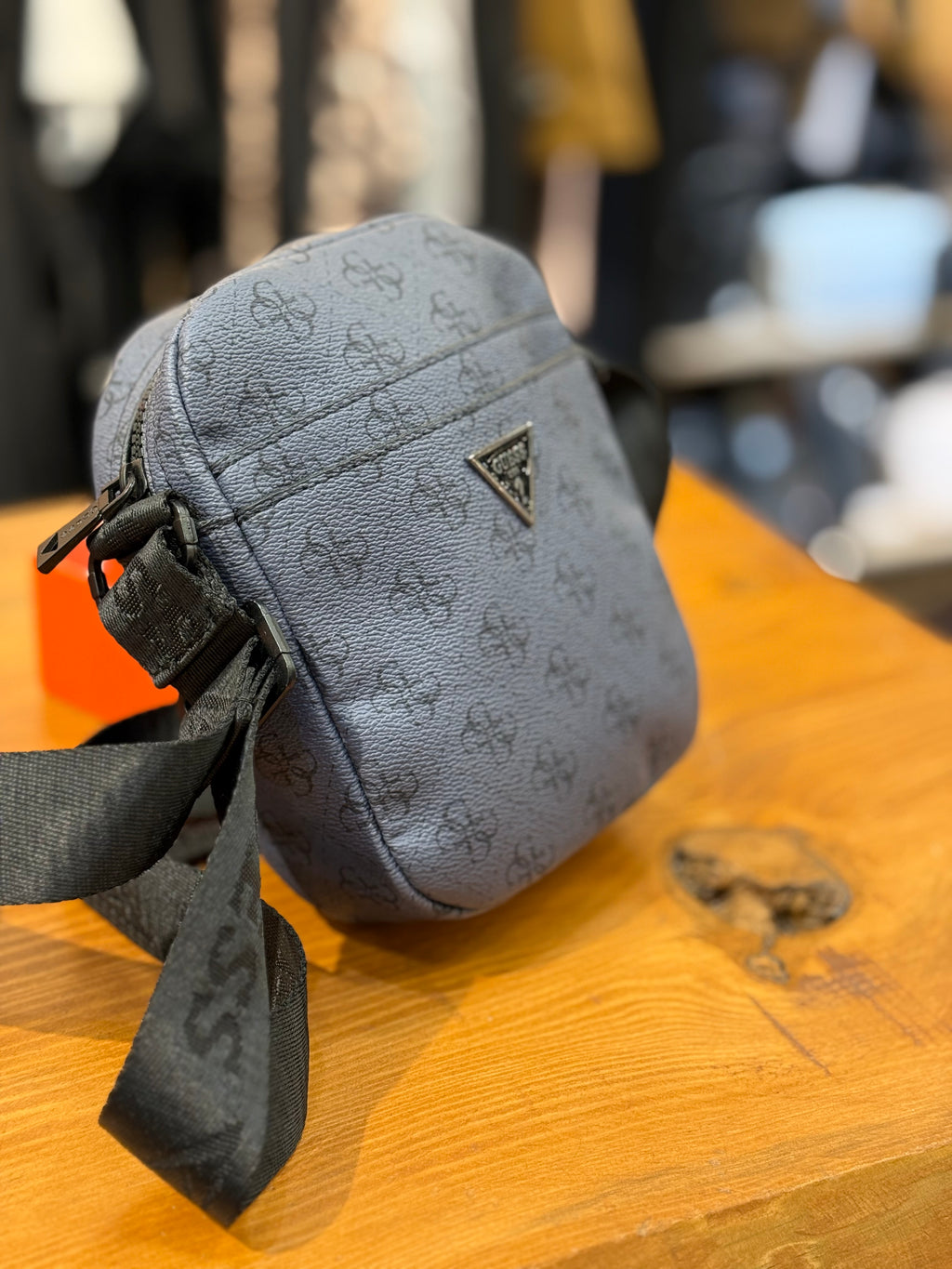 Guess τσαντάκι ώμου χιαστή CV-27