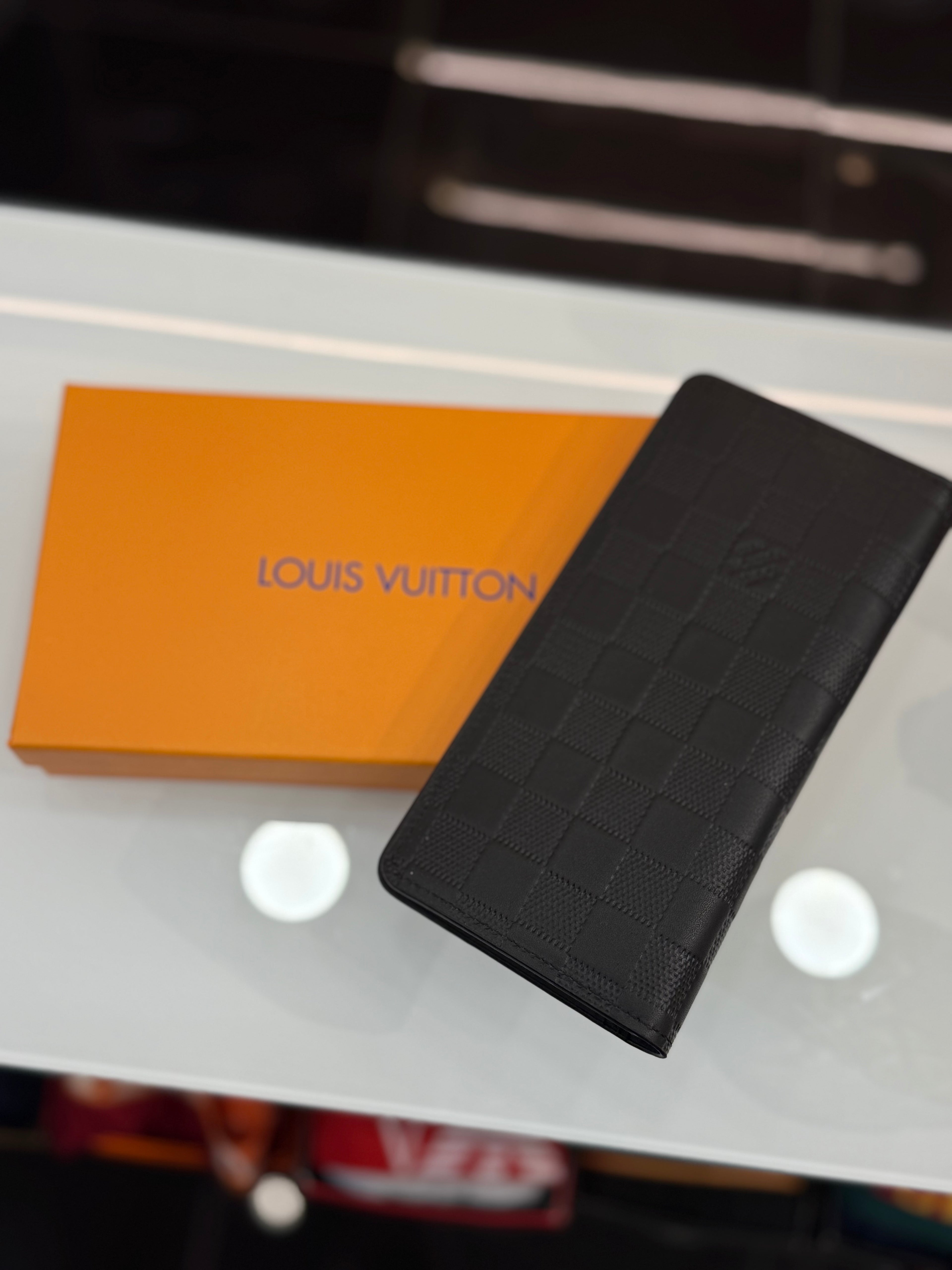 LOUIS VUITTON δερμάτινο πορτοφόλι - κινητό - καρτοθήκη  μαύρο  ανάγλυφο CVG 383