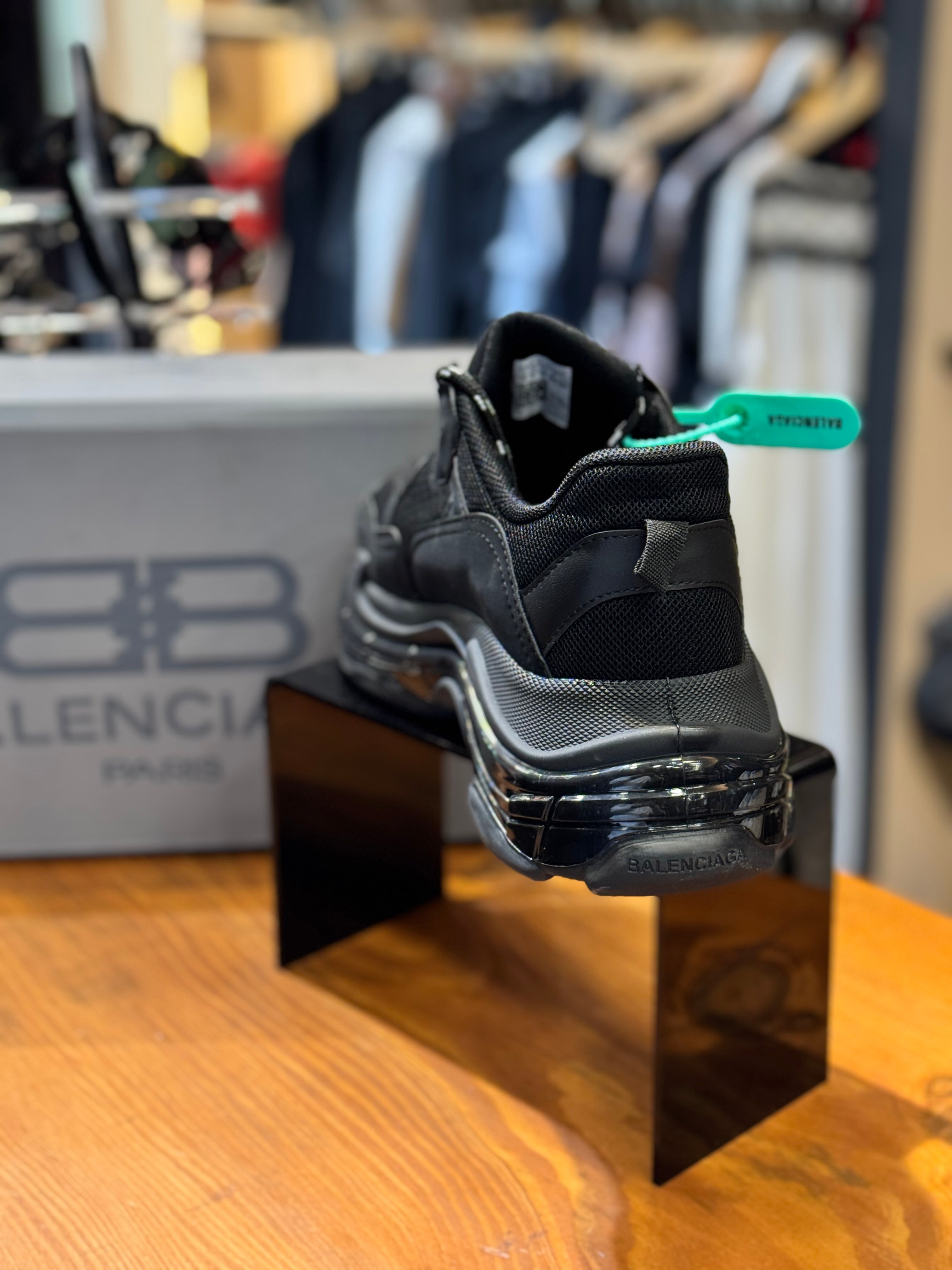 BALENCIAGA SNEAKERS 
 D-196