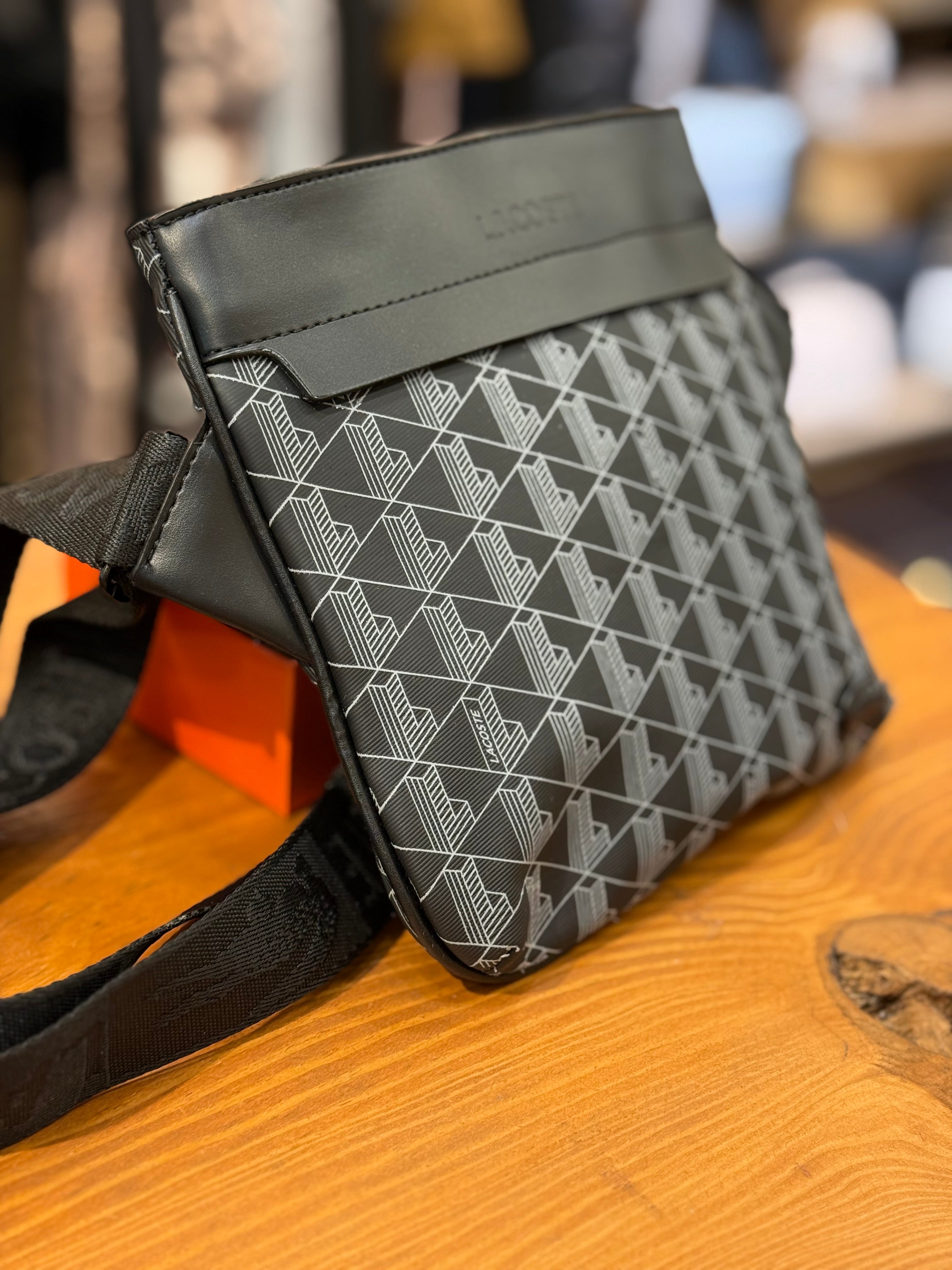 Lacoste τσαντάκι ώμου χιαστή CV-24