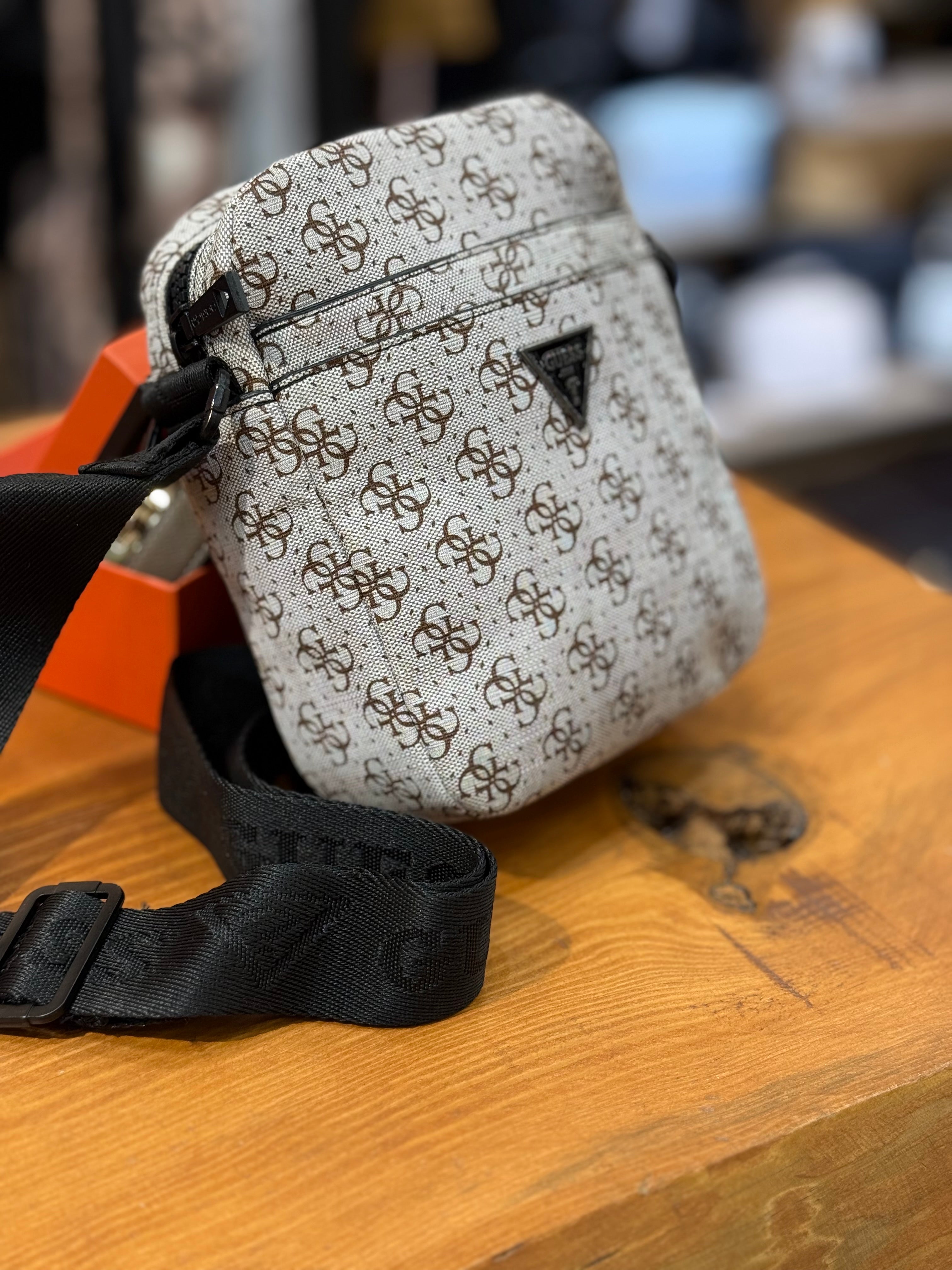 Guess τσαντάκι ώμου χιαστή CV-26