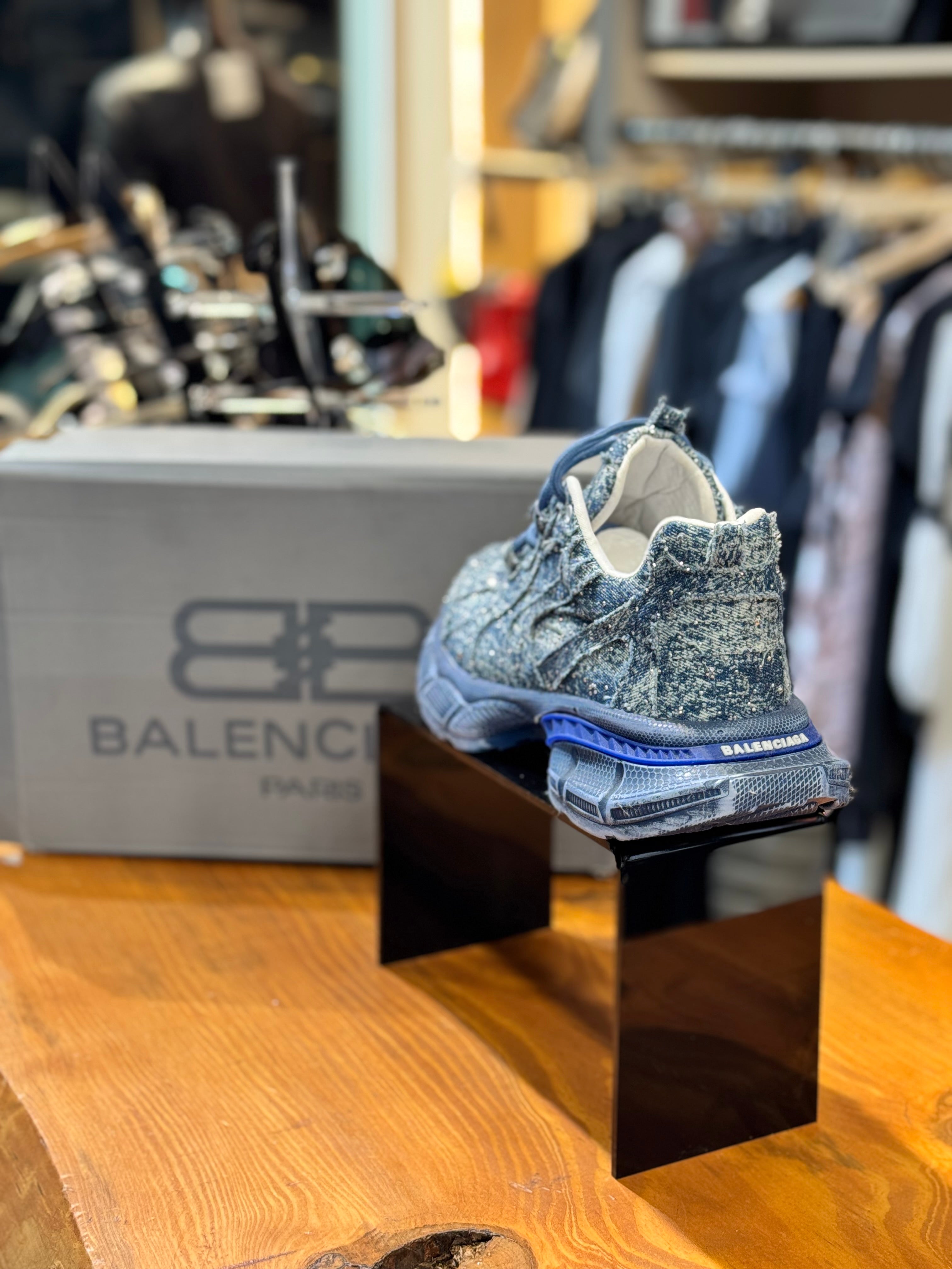 BALENCIAGA SNEAKERS 
 D-195