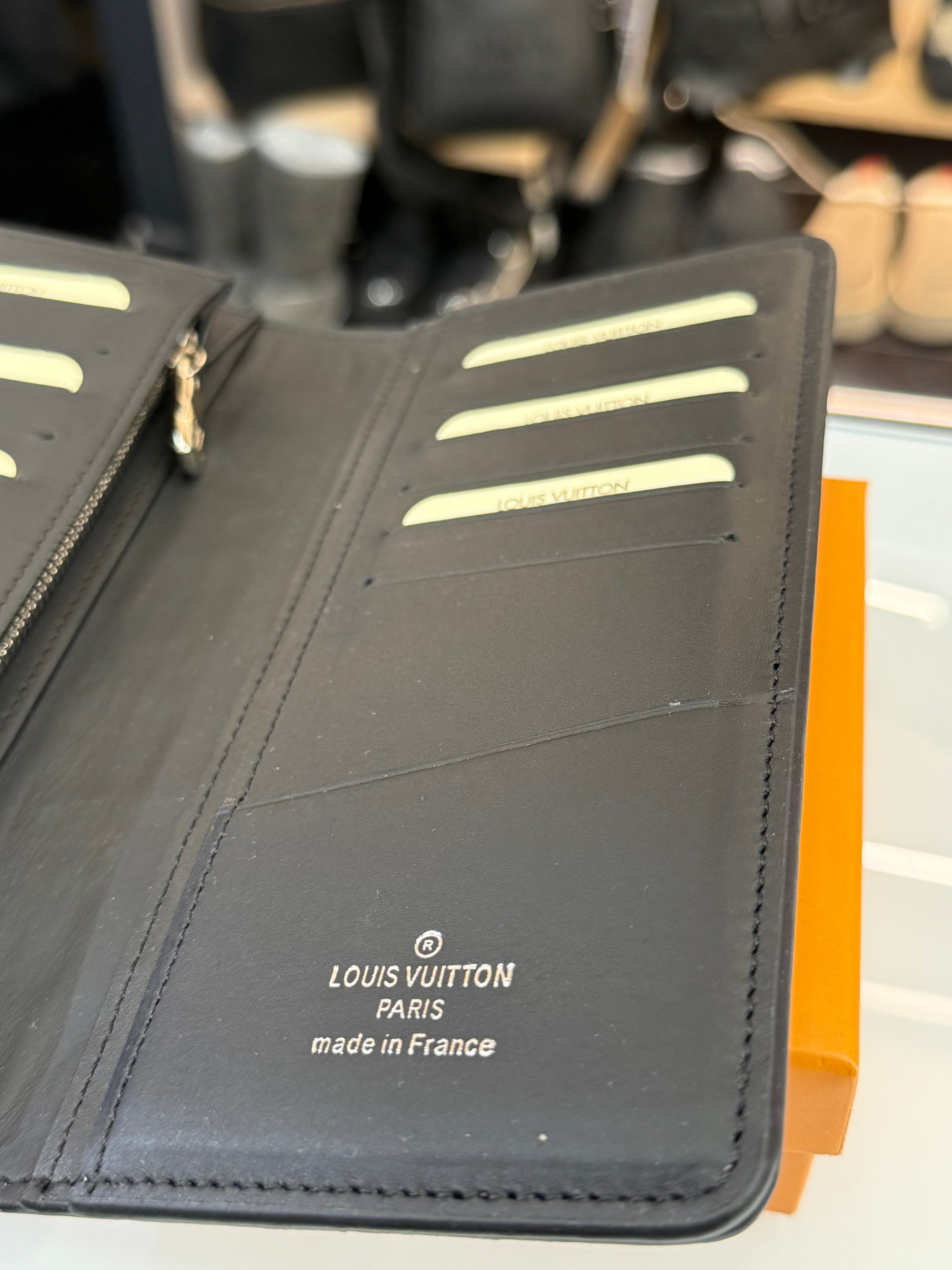 LOUIS VUITTON δερμάτινο πορτοφόλι - κινητό - καρτοθήκη  μαύρο  ανάγλυφο CVG 383