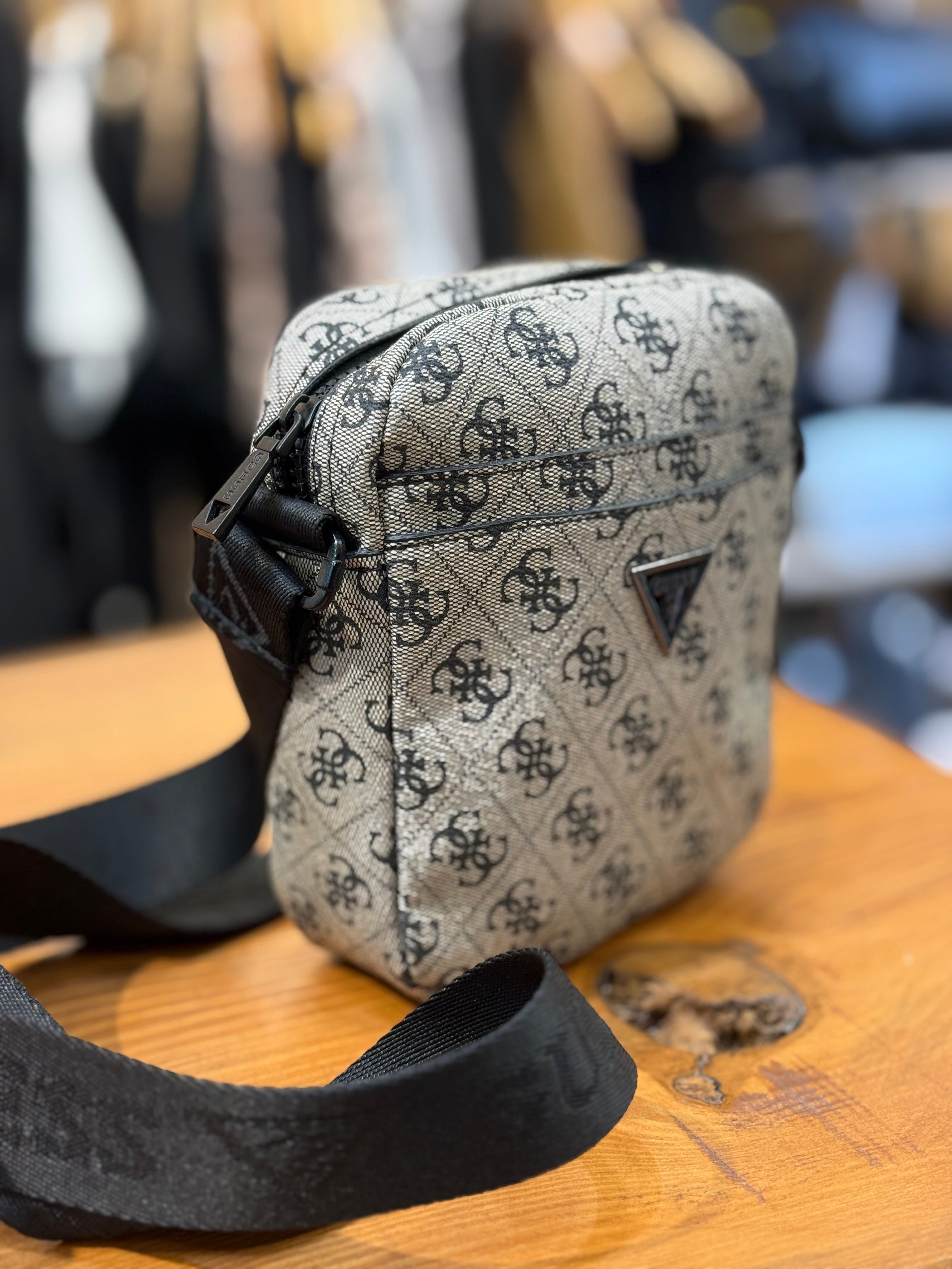 Guess τσαντάκι ώμου χιαστή CV-28