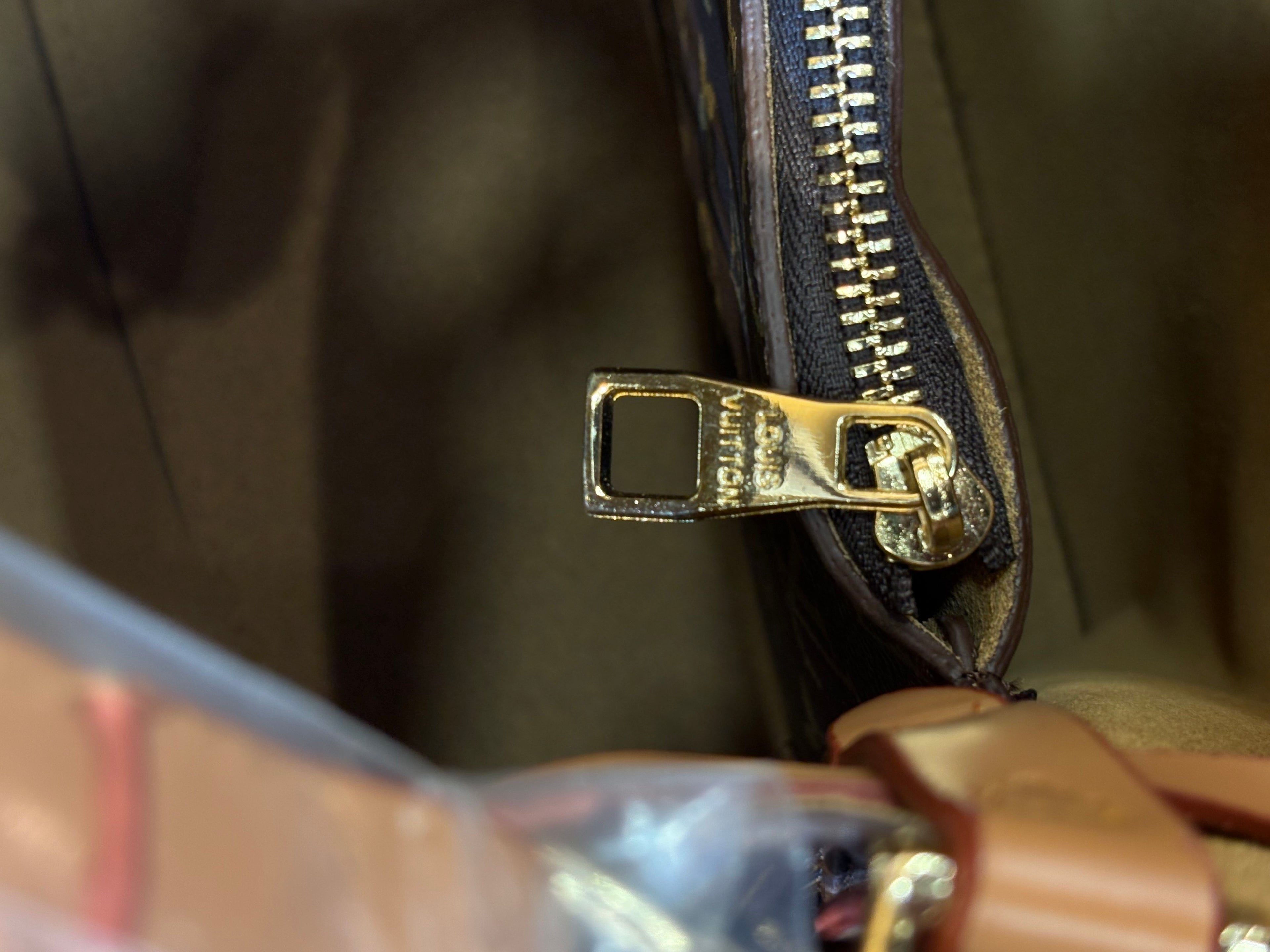 LOUIS VUITTON  CV-52