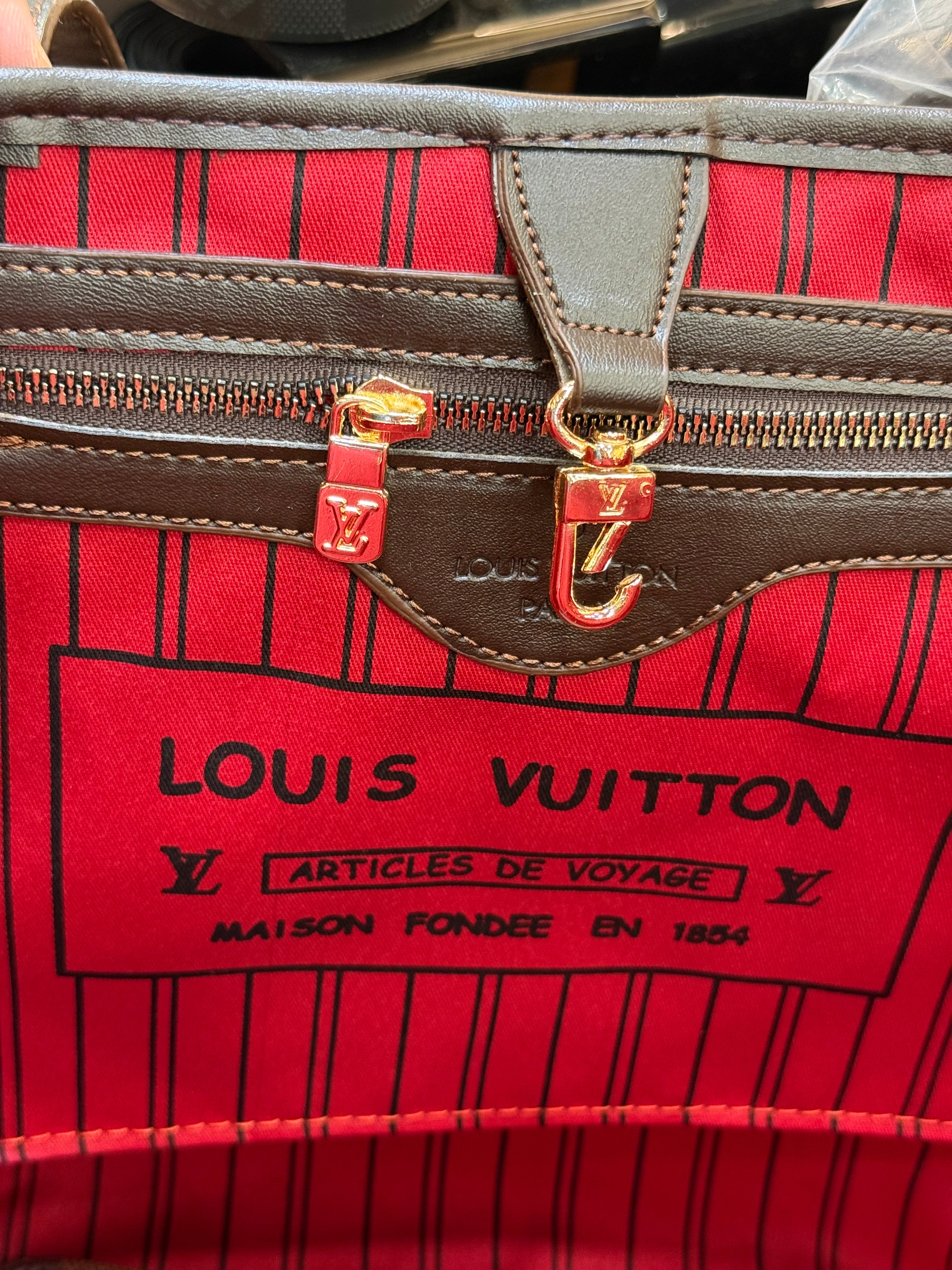 LOUIS VUITTON ΩΜΟΥ CV-62