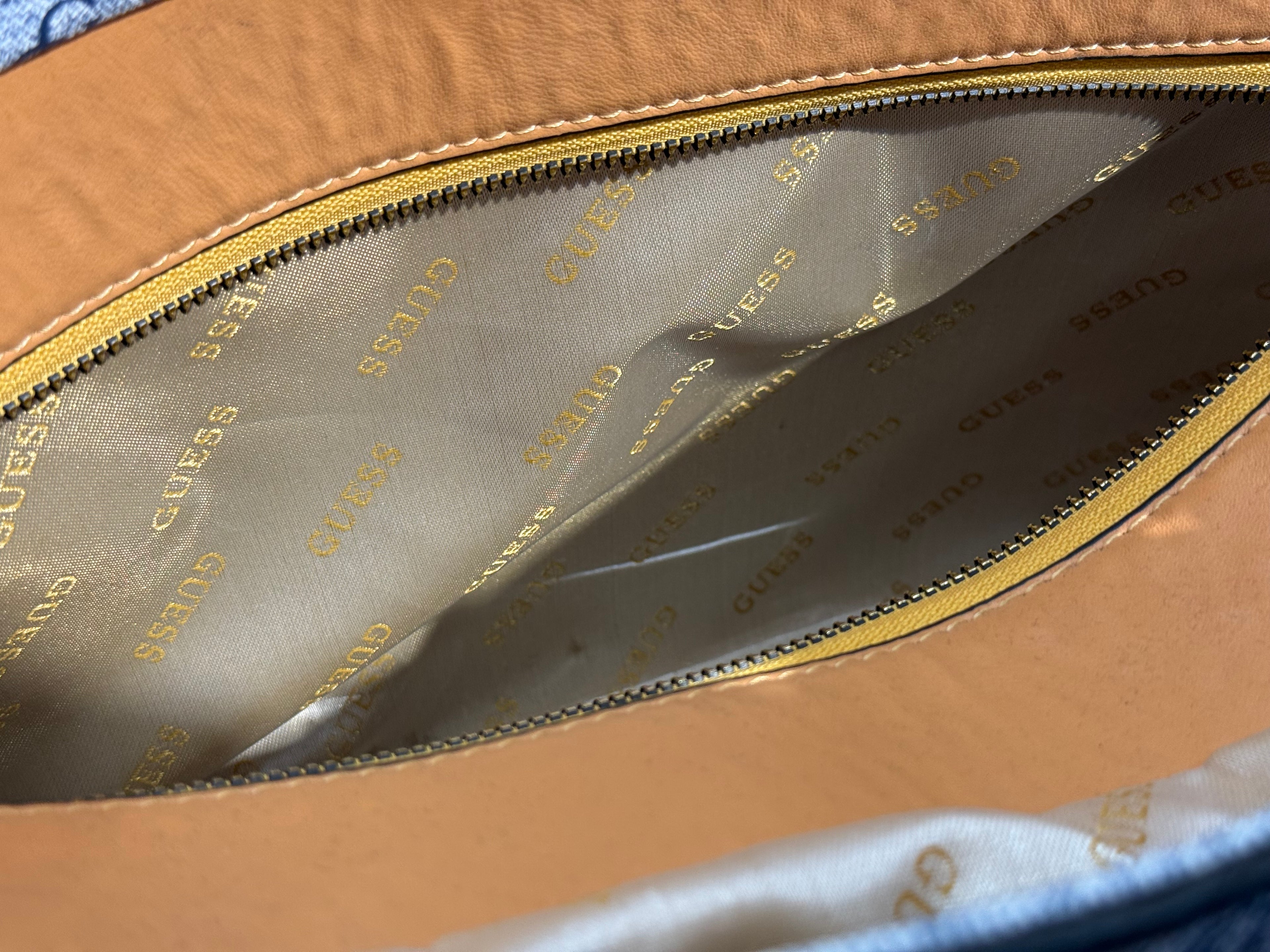 GUESS  ΩΜΟΥ CV-63